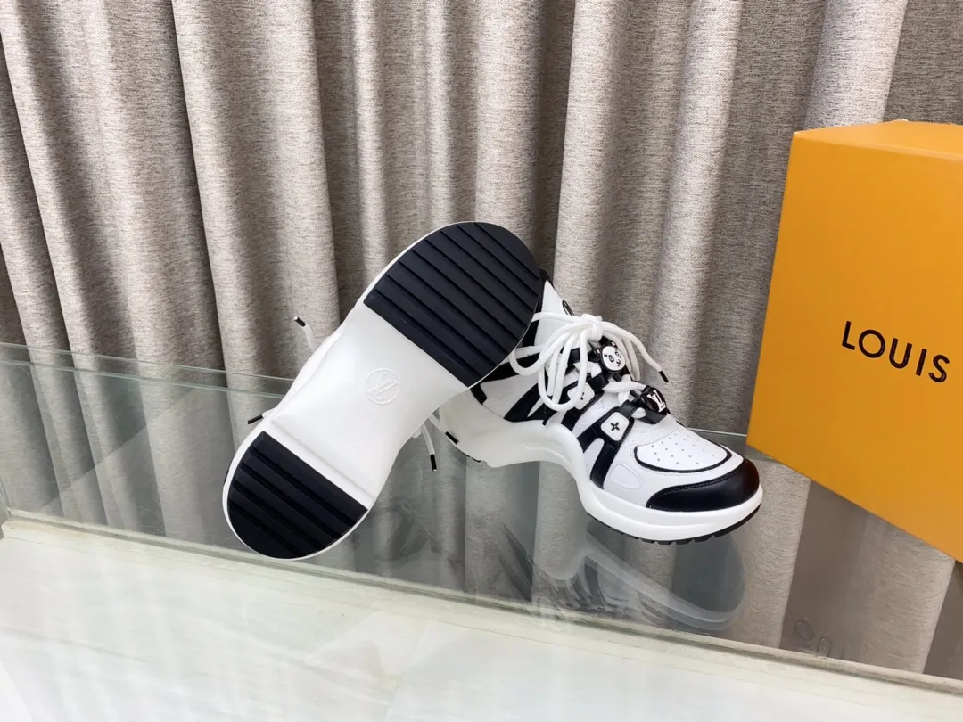 👟👟Ex-factory price 760👟👟 Louis Vuiton·Louis Vuitton 24/ New Chinese Valentine's Day limited edition LV Archlight series arch sole dad shoes casual thick-soled lace-up sneakers top version🔝original purchase, development and production👍🏻 This LV dad shoe features an eye-catching wavy sole and large tongue. It is equipped with a sporty super-elastic running shoe style rubber outsole, which is very eye-catching. It is also combined with a soft and elastic upper made of a variety of high-tech fabrics, making the upper foot comfortable and soft! 🤩 Fabric: Original custom-made first-layer cowhide + technical fabrics Lining: Original imported breathable mesh lining + cowhide foot pads Sole: Original molded correct U-shaped arch outsole Bottom thickness: about 5cm Size: 35-39 (40.41 custom-made, non-refundable)